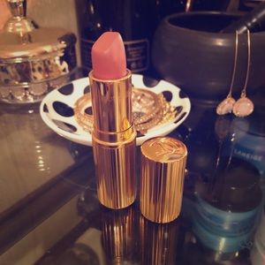 Charlotte Tilbury— Matte Revolution Pillow Talk